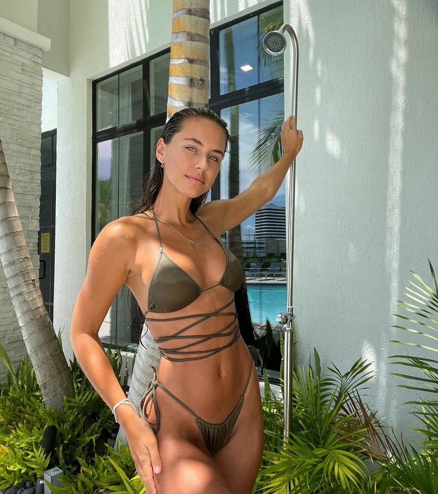 Brit Manuela nackt #107950800