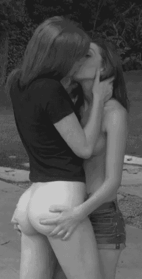 hot girls kissing 2 #99456372