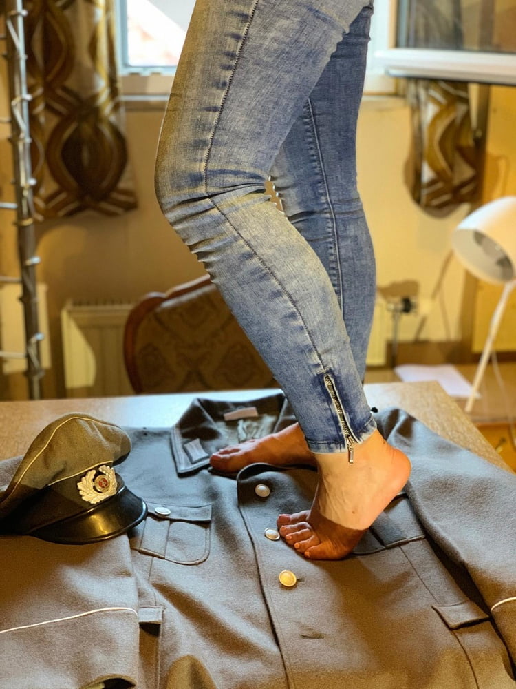 Pies sexys y uniforme viejo
 #91092167