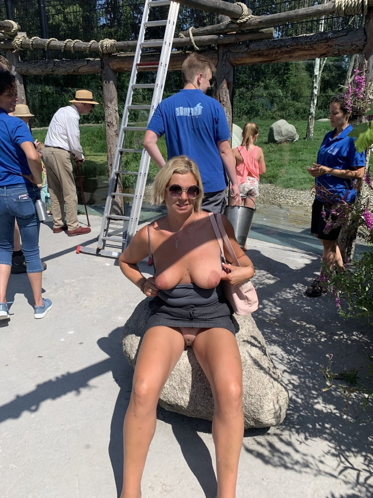 Rubia exhibición milf
 #100025292