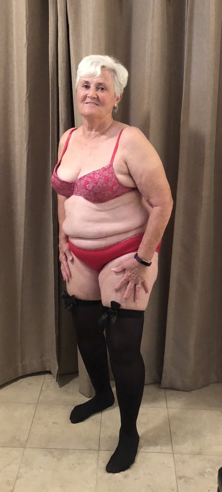 Mi esposa sexy caliente posando para un hombre que conocimos en un bar
 #81280633