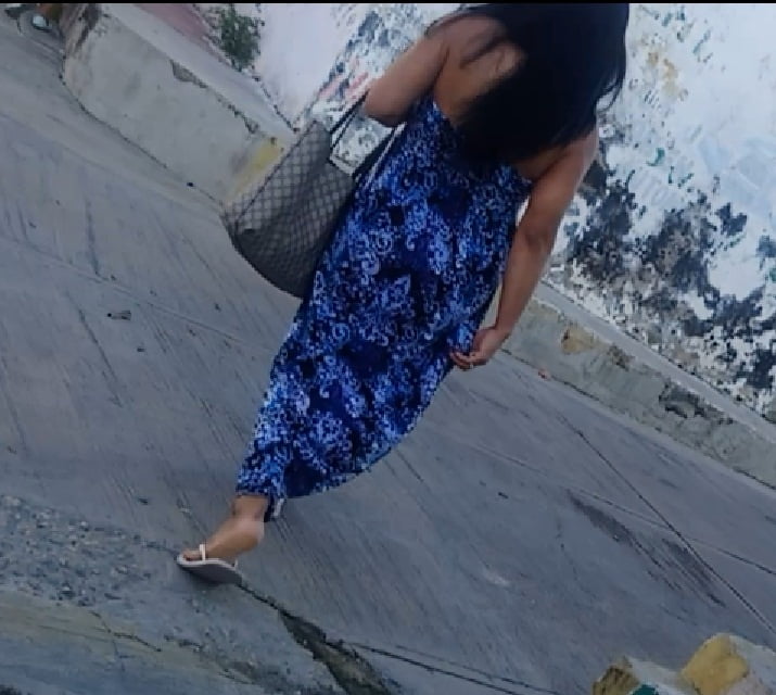 Guapa dama en vestido azul caminaba y movia sexi
 #100518256