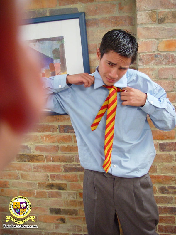 Engel bekommt eine gründliche Leibesvisitation durch den Schulleiter
 #106780954