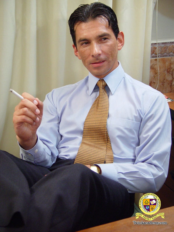 Engel bekommt eine gründliche Leibesvisitation durch den Schulleiter
 #106780990