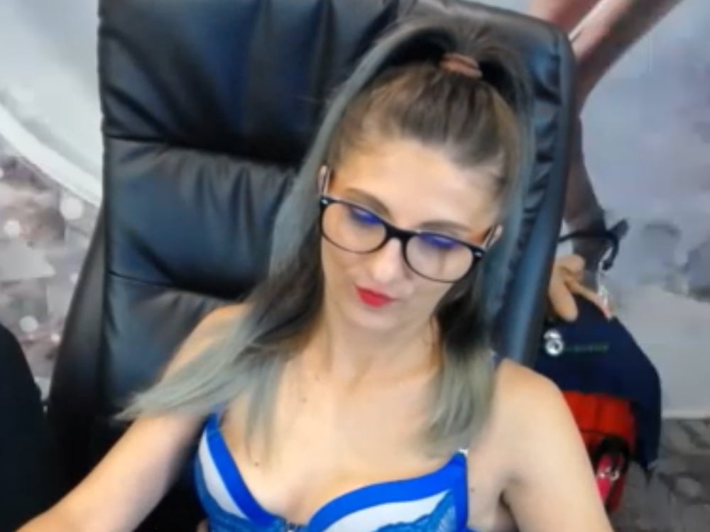 Camgirl calda con gli occhiali (cam, nerd, geek, europeo, sporco)
 #80874428