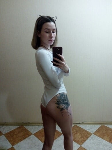 Juicy femme russe avec un beau cul et des seins saggy
 #91778076