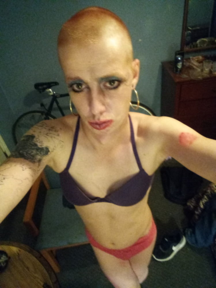 Sissy alex hawryluk ausgesetzt und gedemütigt
 #93880888