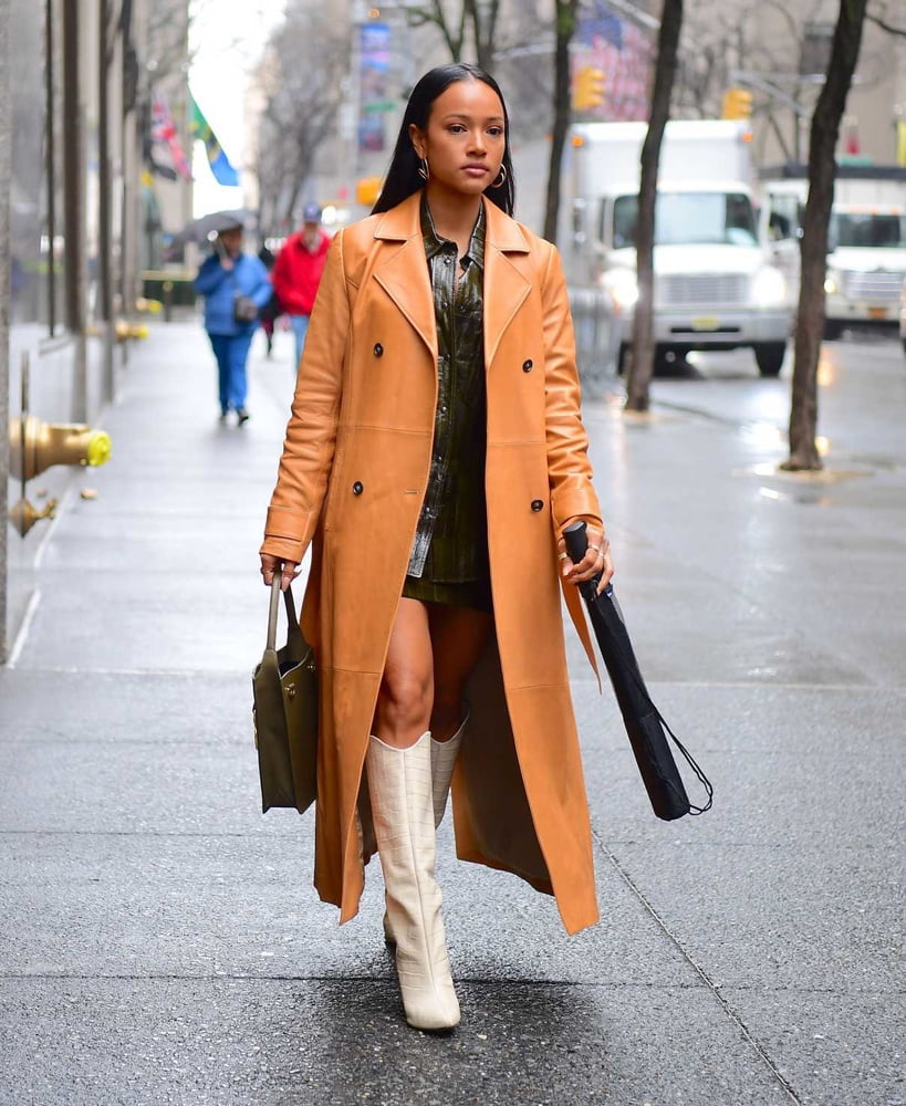 Weibliche Berühmtheit Stiefel & Leder - karrueche tientrese tran
 #97660369