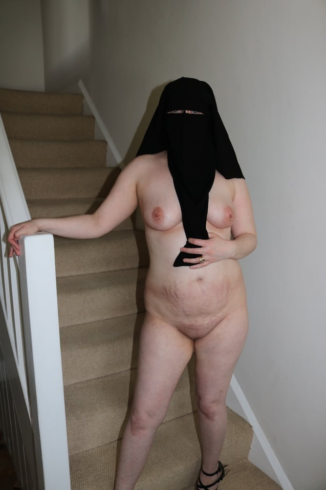 Niqab esposa posando desnuda en tacones altos de tiras
 #106646192