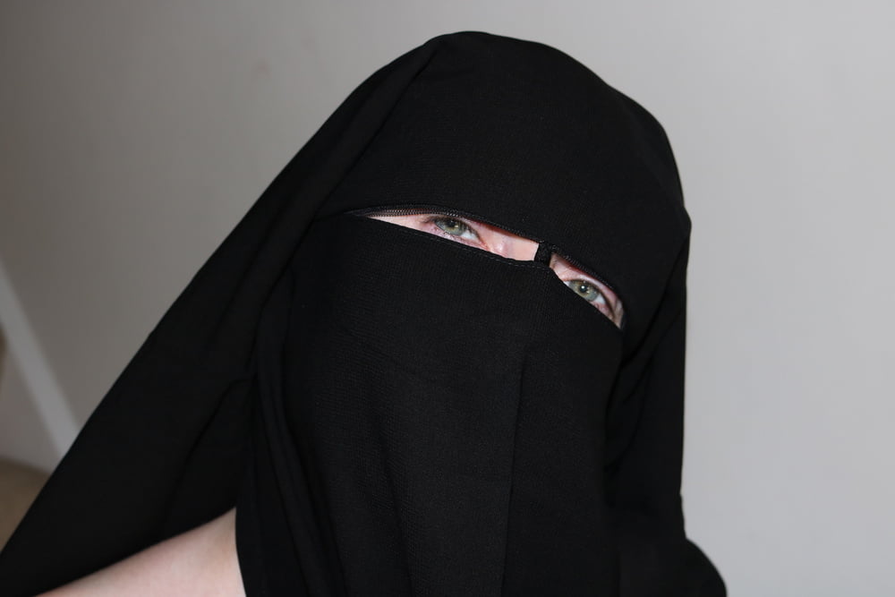 Femme en niqab posant nue en talons hauts à lanières
 #106646215