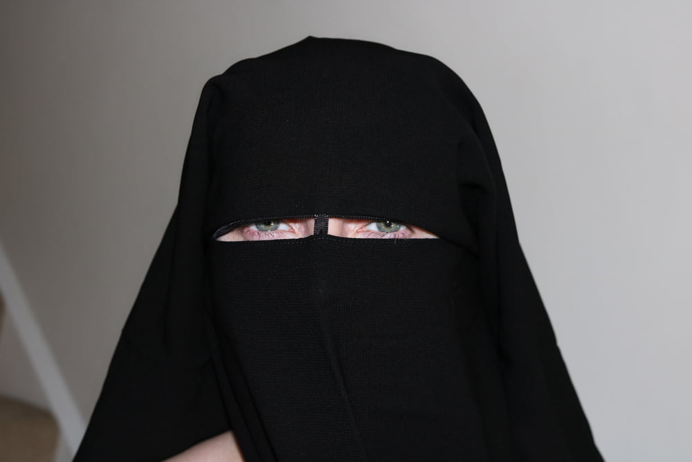 Femme en niqab posant nue en talons hauts à lanières
 #106646273