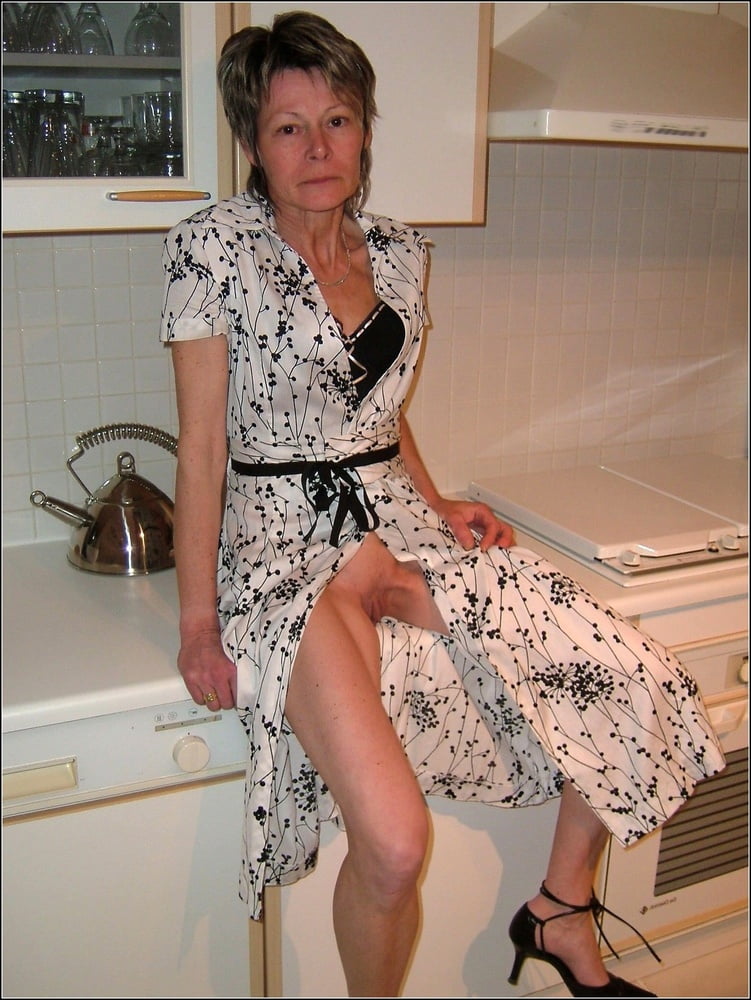 Eine hausfrau ist wunderbar beschaftigt zu hause i
 #92001320