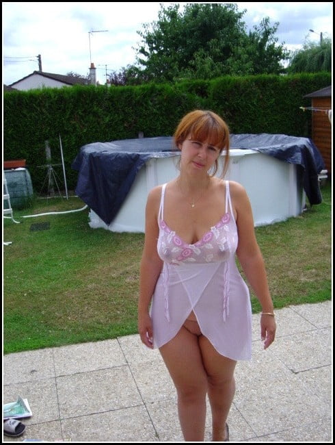 Eine hausfrau ist wunderbar beschaftigt zu hause i
 #92001381