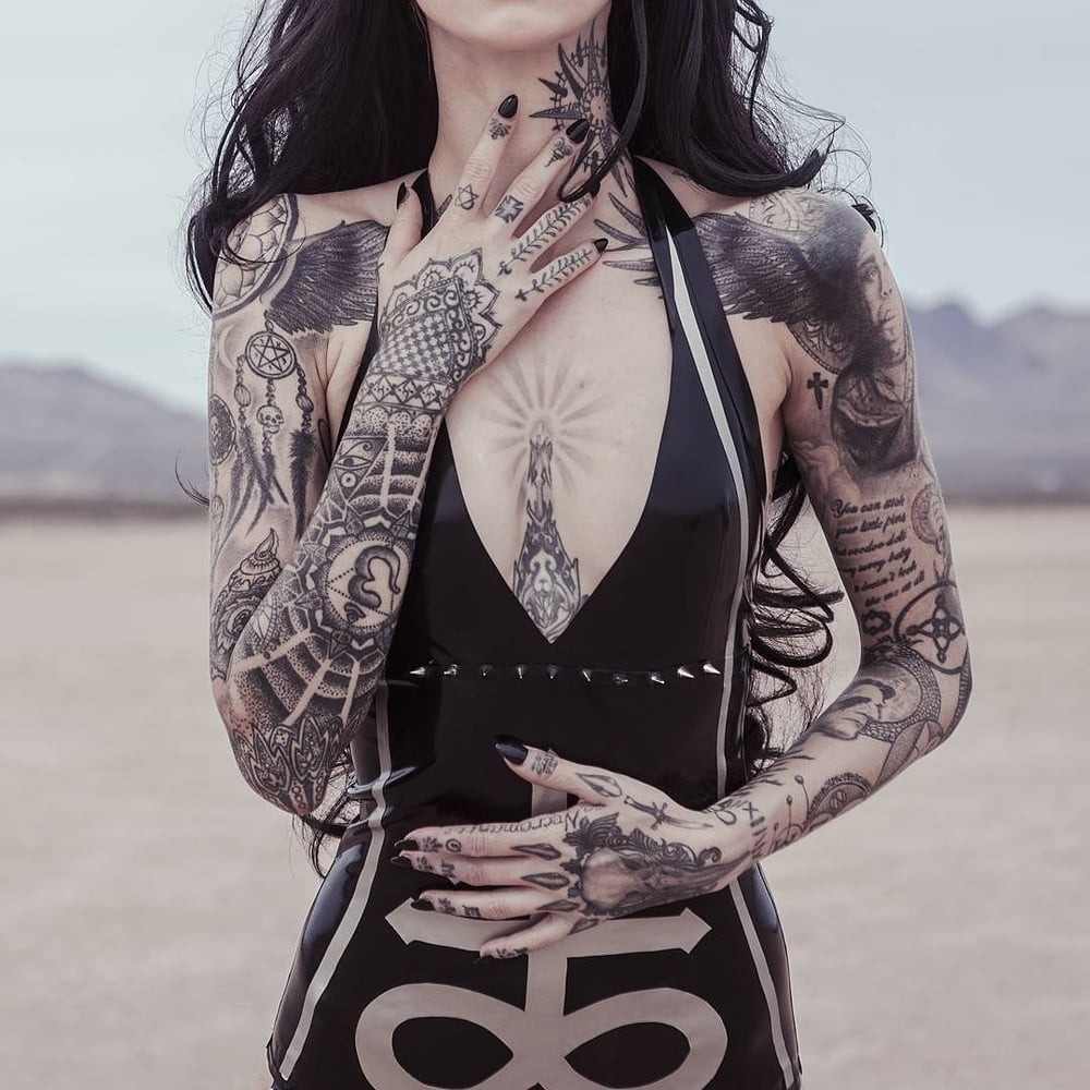 Los tatuajes son calientes
 #105363896