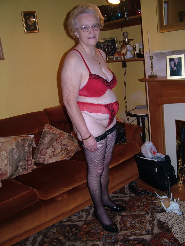Oma Hure jean zeigt ihre alte Muschi
 #92535120