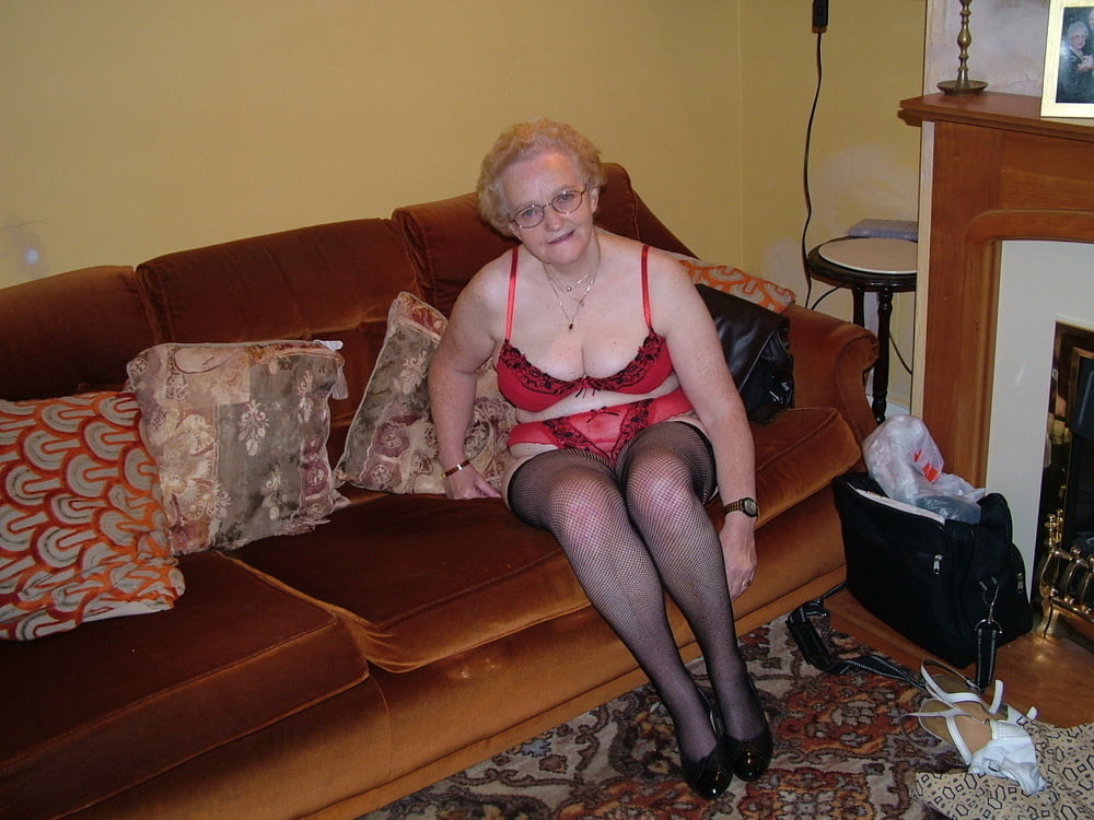 Oma Hure jean zeigt ihre alte Muschi
 #92535175