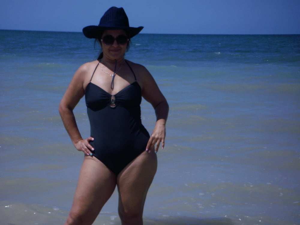 Mexicana madurita milf en playita deja ver su celulitis
 #102156547