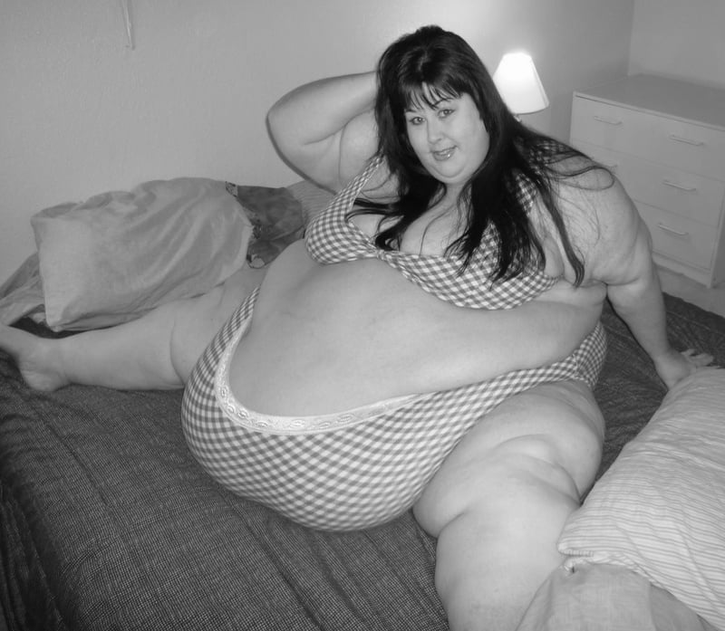 ¡Mujer sexy con un bonito bellyhang!
 #80561637