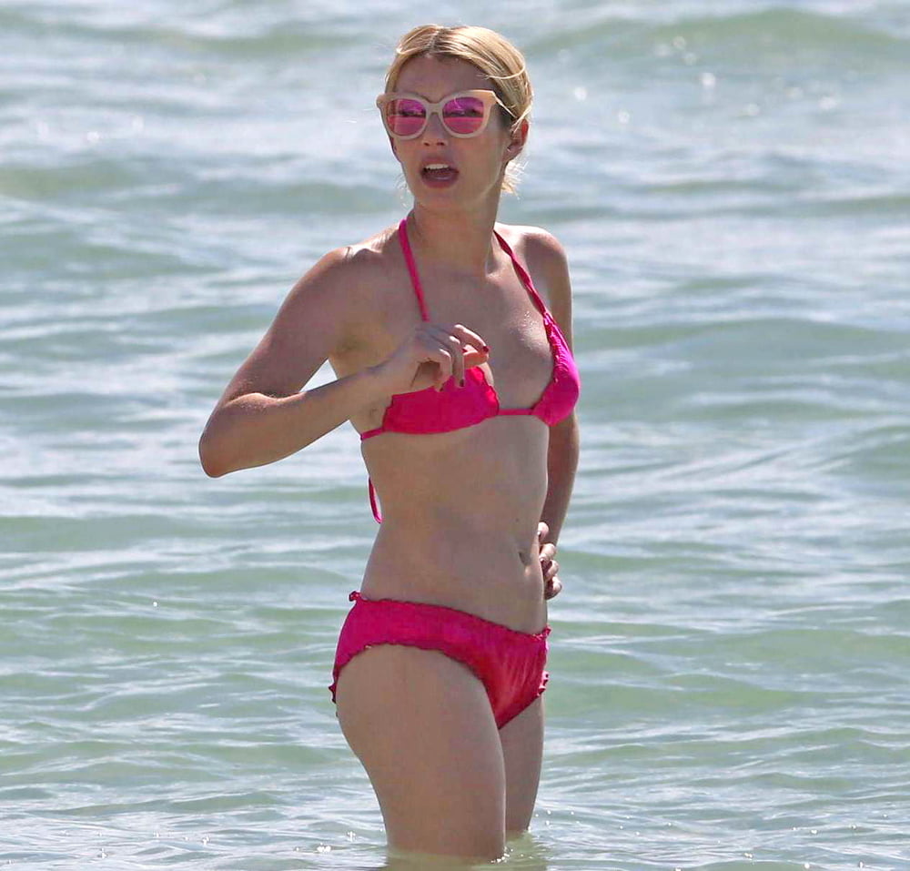 Emma roberts en traje de baño bikini rosa
 #103101893