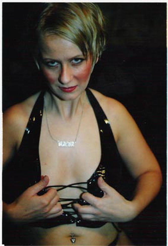 Exponiendo a mi amiga zorra. necesita una polla dura
 #106605873