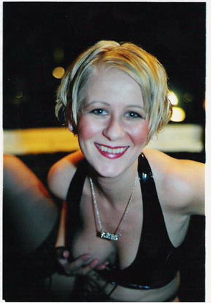 Exponiendo a mi amiga zorra. necesita una polla dura
 #106605881