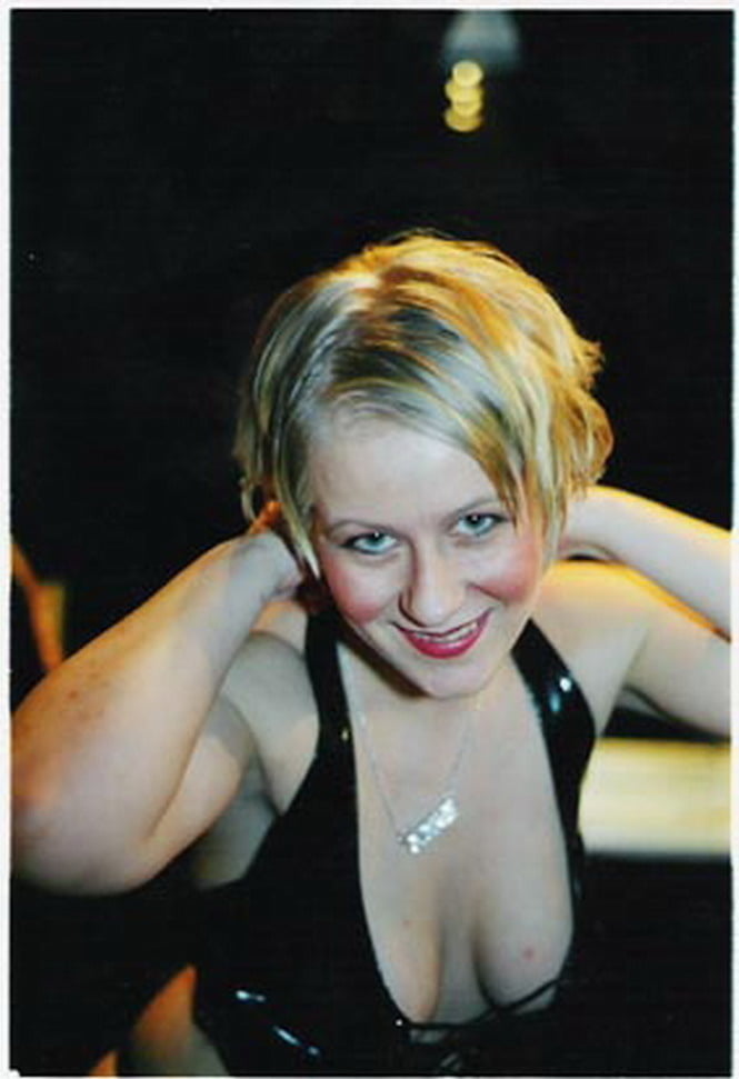 Exponiendo a mi amiga zorra. necesita una polla dura
 #106605886