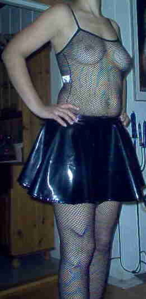 Exponiendo a mi amiga zorra. necesita una polla dura
 #106605892