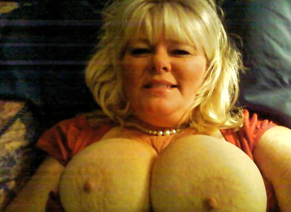 Oma hat große natürliche Brüste!
 #94171462