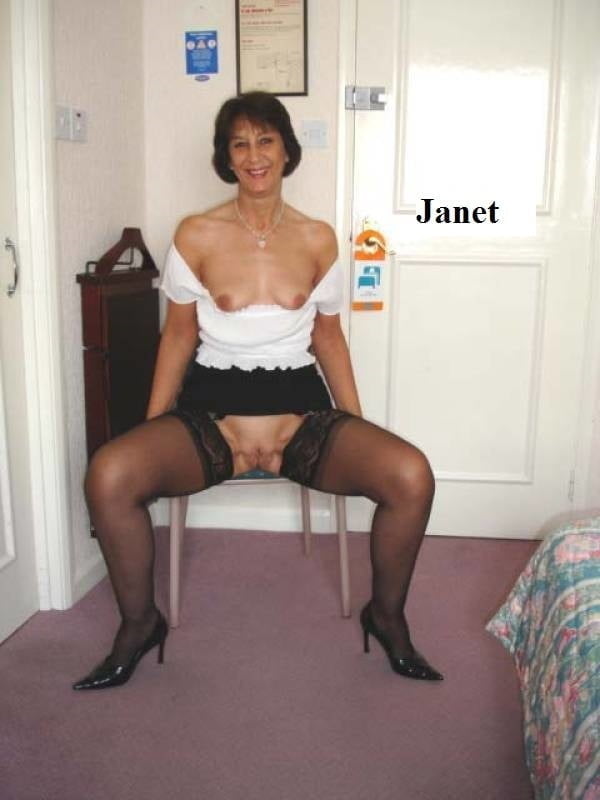 La vieille pute britannique Janet est une poupée à trois trous bien charnue.
 #102724821