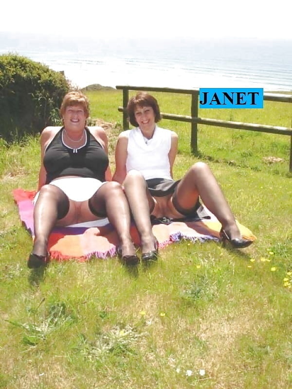 La vieille pute britannique Janet est une poupée à trois trous bien charnue.
 #102724887