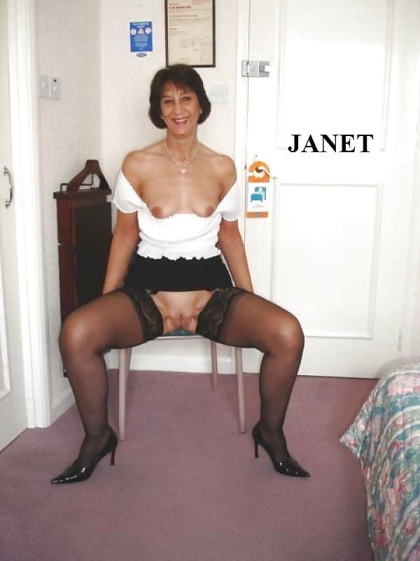 La vieille pute britannique Janet est une poupée à trois trous bien charnue.
 #102724896