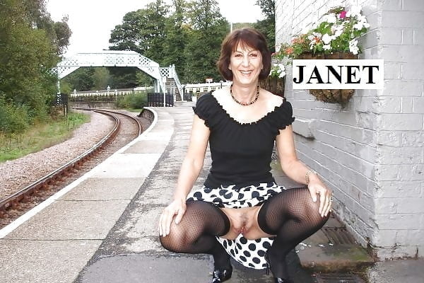 La vecchia puttana britannica Janet è una carnosa scopatrice a tre buchi
 #102724904