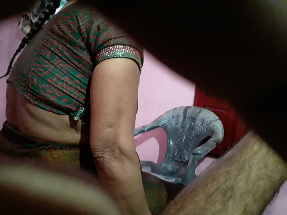 Policz indiano villaggio mamma sexy in sari guardare la televisione
 #93152807