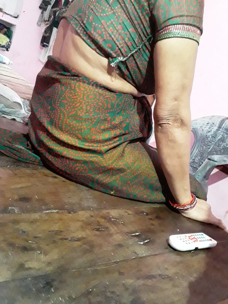 Policz indiano villaggio mamma sexy in sari guardare la televisione
 #93152813