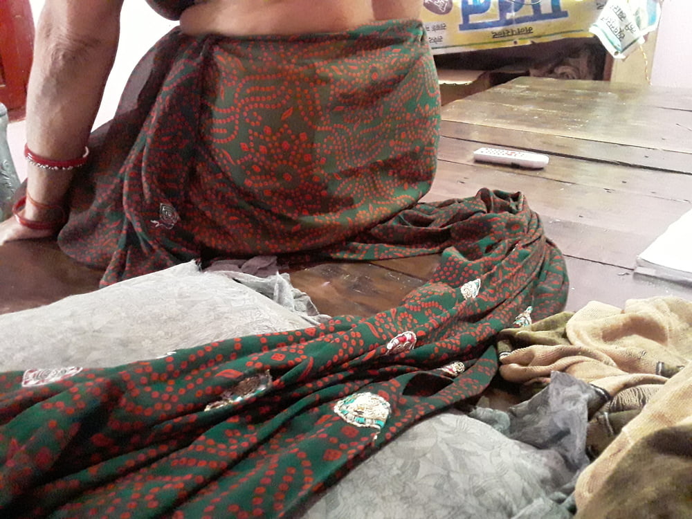 Policz indiano villaggio mamma sexy in sari guardare la televisione
 #93152817