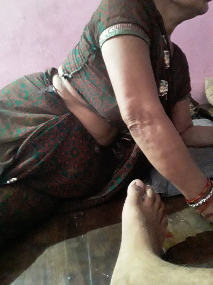 Policz indiano villaggio mamma sexy in sari guardare la televisione
 #93152825