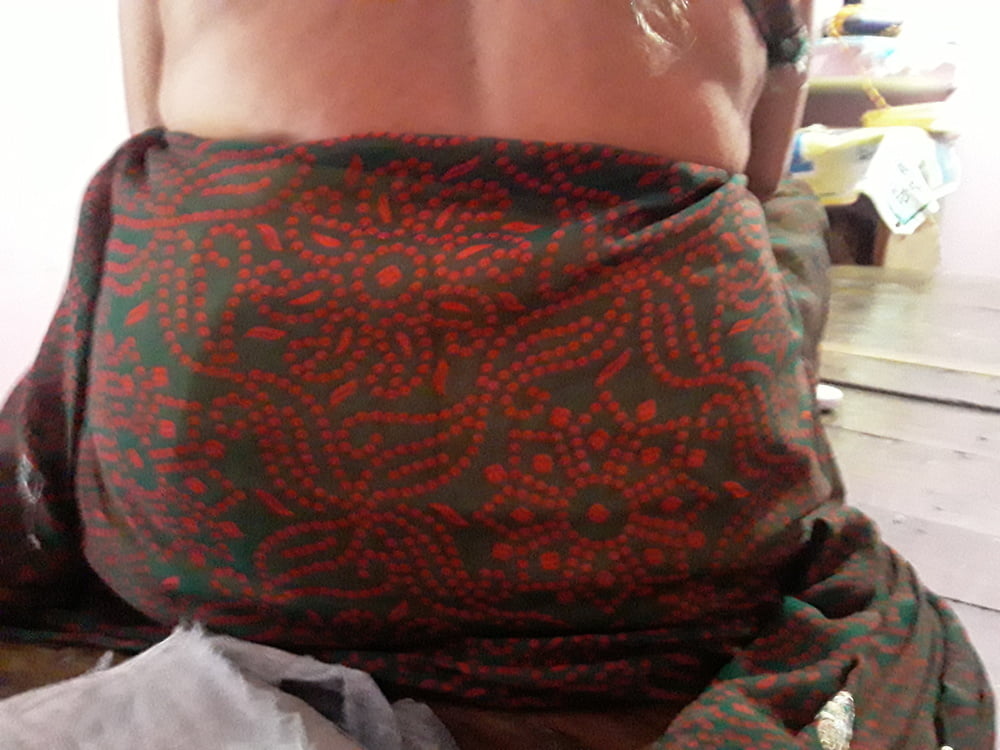 Policz indiano villaggio mamma sexy in sari guardare la televisione
 #93152829