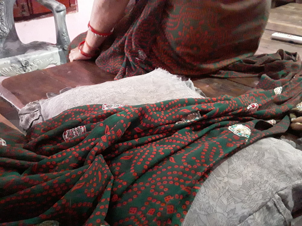 Policz indiano villaggio mamma sexy in sari guardare la televisione
 #93152831