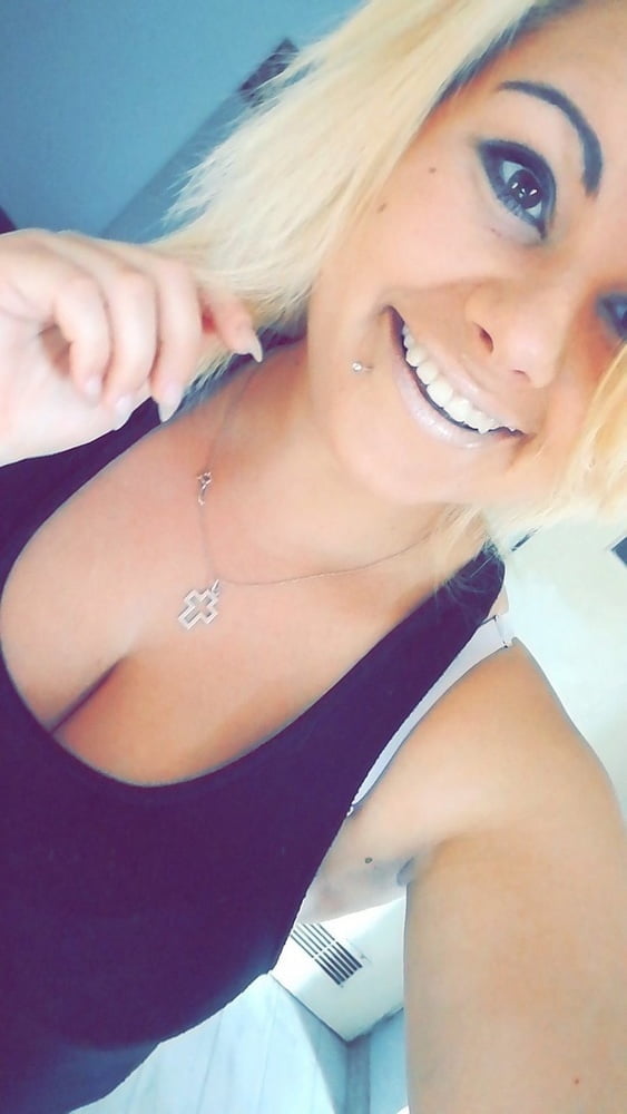 Sandra - décolleté bas chemisier maquillage blonde chaude selfie
 #105491923
