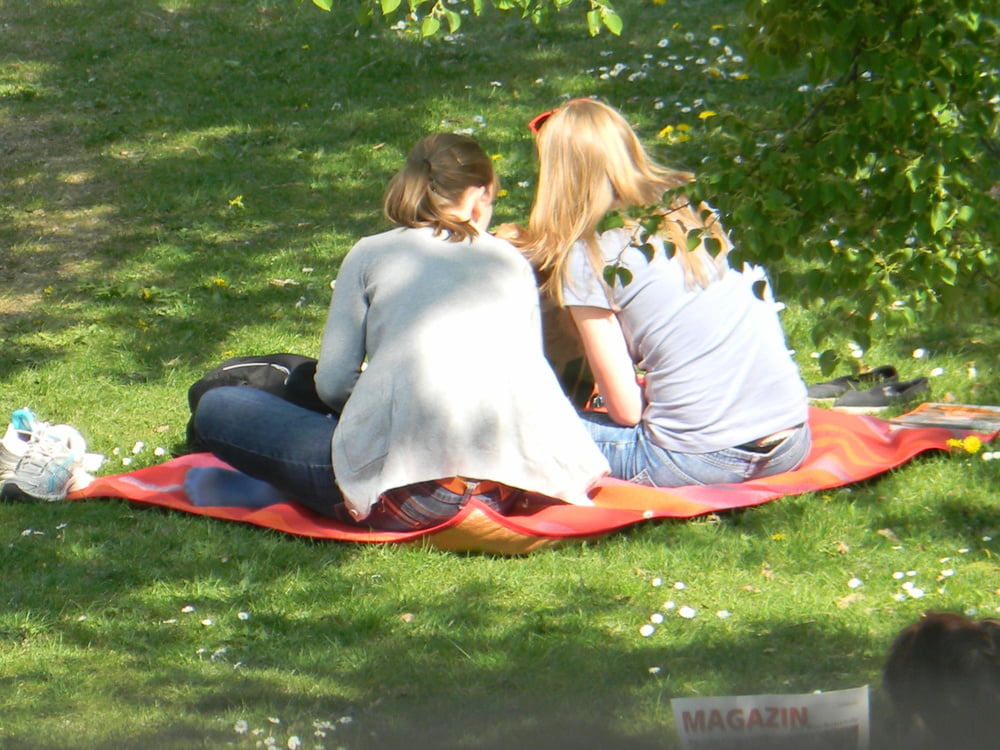 Zwei Teens im Park
 #80163843