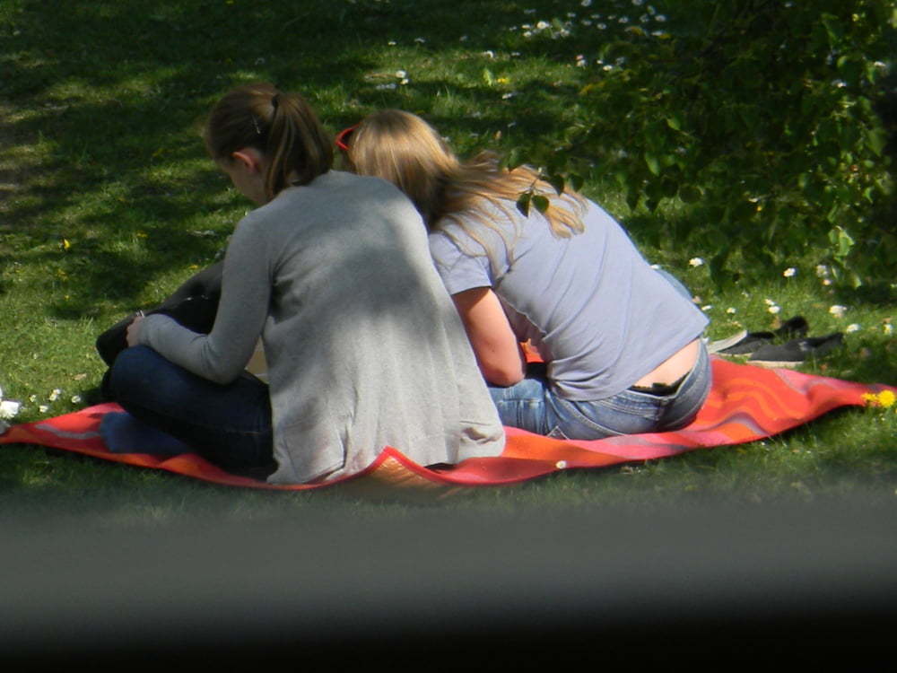 Dos jóvenes en el parque
 #80163861