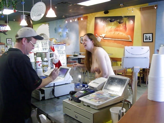 Jeune et nue au resto
 #89990799