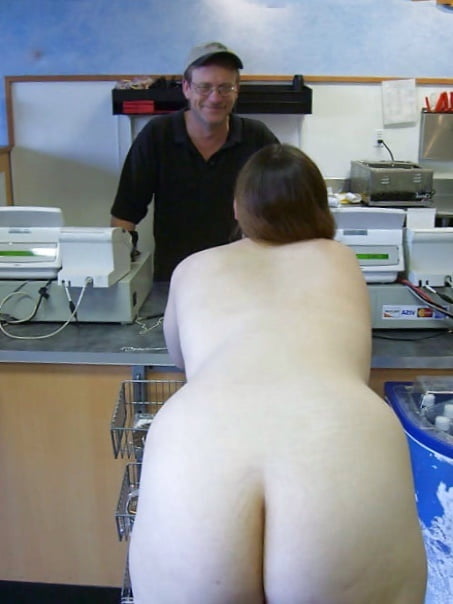 Jeune et nue au resto
 #89990804