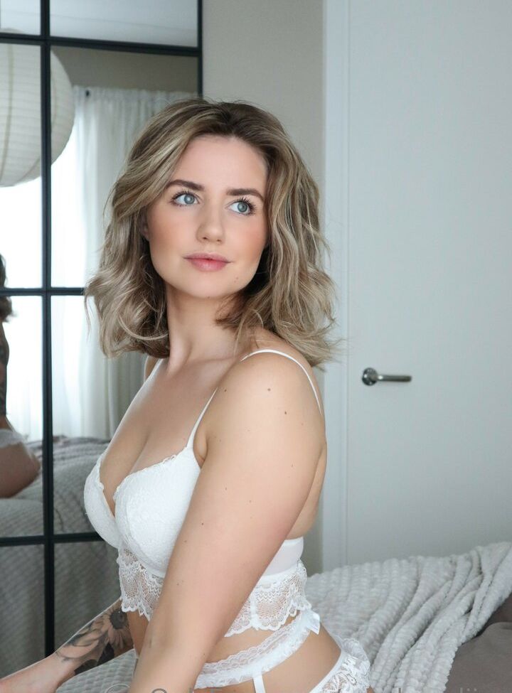 Saraheveliina desnuda #108477158