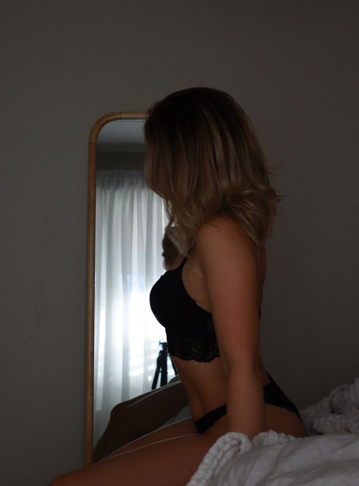 Saraheveliina desnuda #108477228