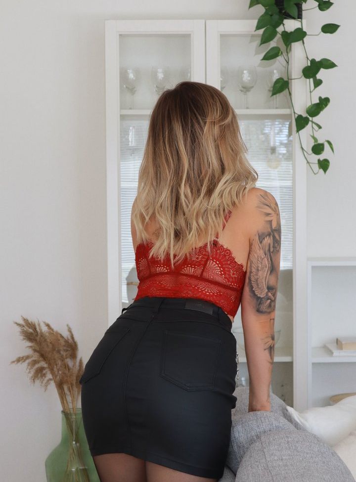 Saraheveliina desnuda #108477266