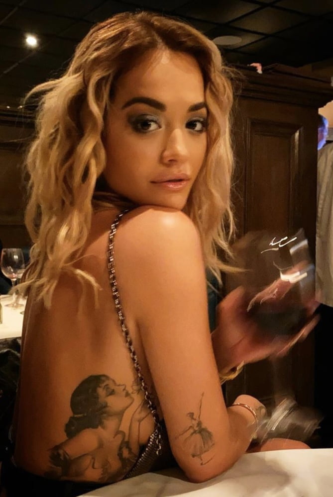 Rita ora in pelle sexy e top trasparente!
 #104872938