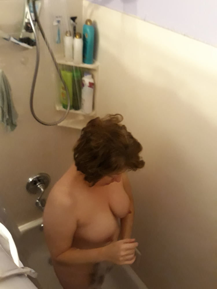 Milf nuda spiata in bagno
 #95402496