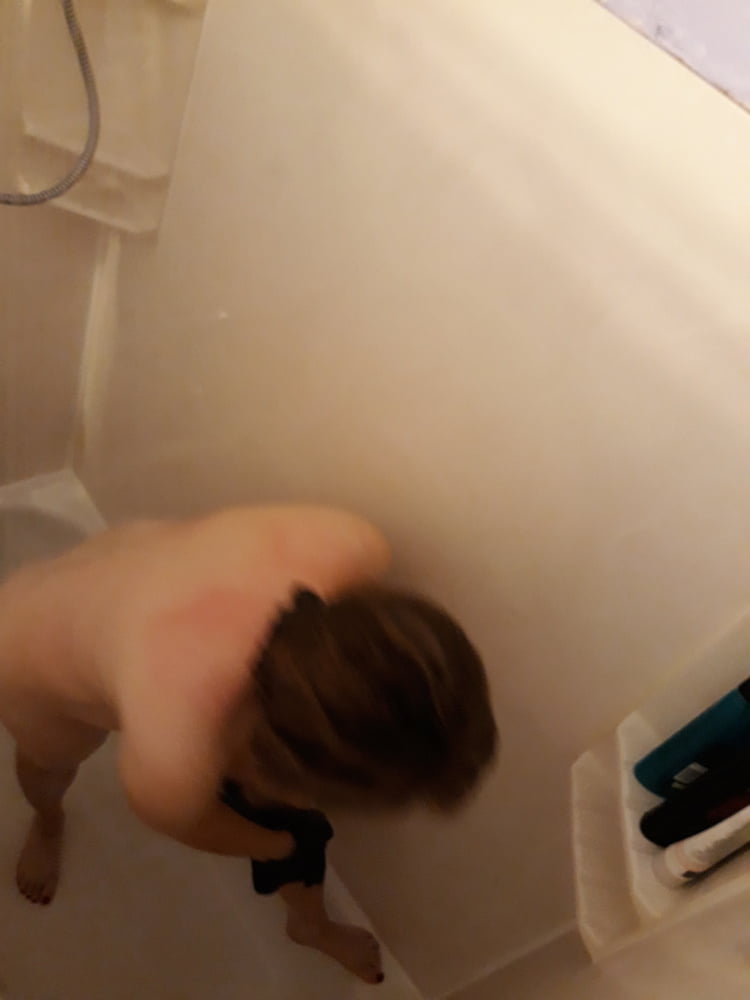 Milf nuda spiata in bagno
 #95402513