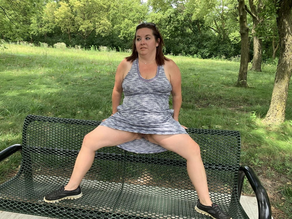 Sexy bbw al aire libre en el parque
 #106662459